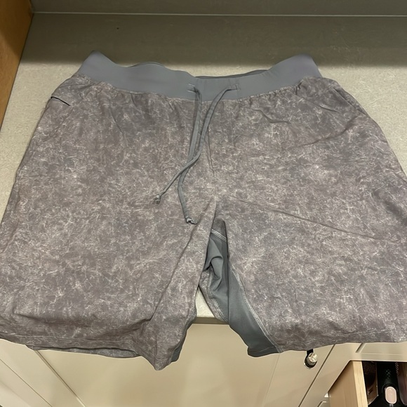 Lululemon Men’s T.H.E. Short 9” inseam - Picture 2 of 6